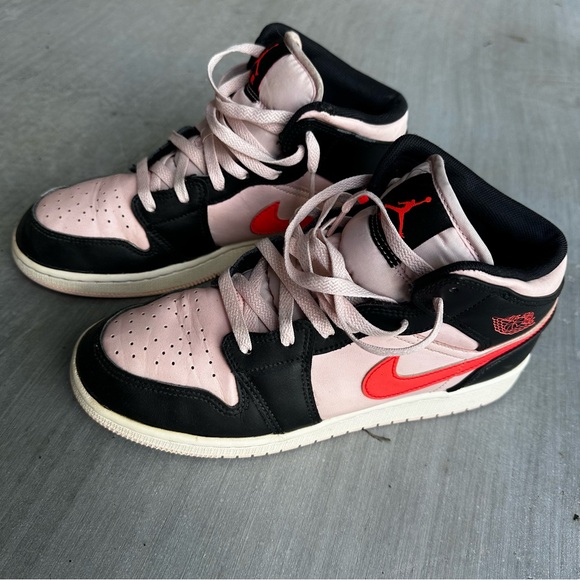 2022
Air Jordan 1 Mid GS 'Light Curry
Cardinal Red'
Air  size 7y - Picture 1 of 9